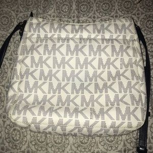 Micheal Kors purse